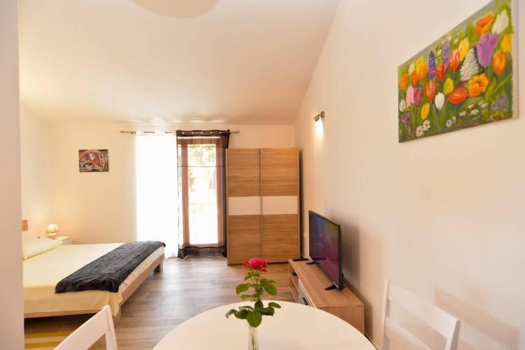 Apartment Vesna For 2, Free Parking And Wi-Fi Пула Екстериор снимка