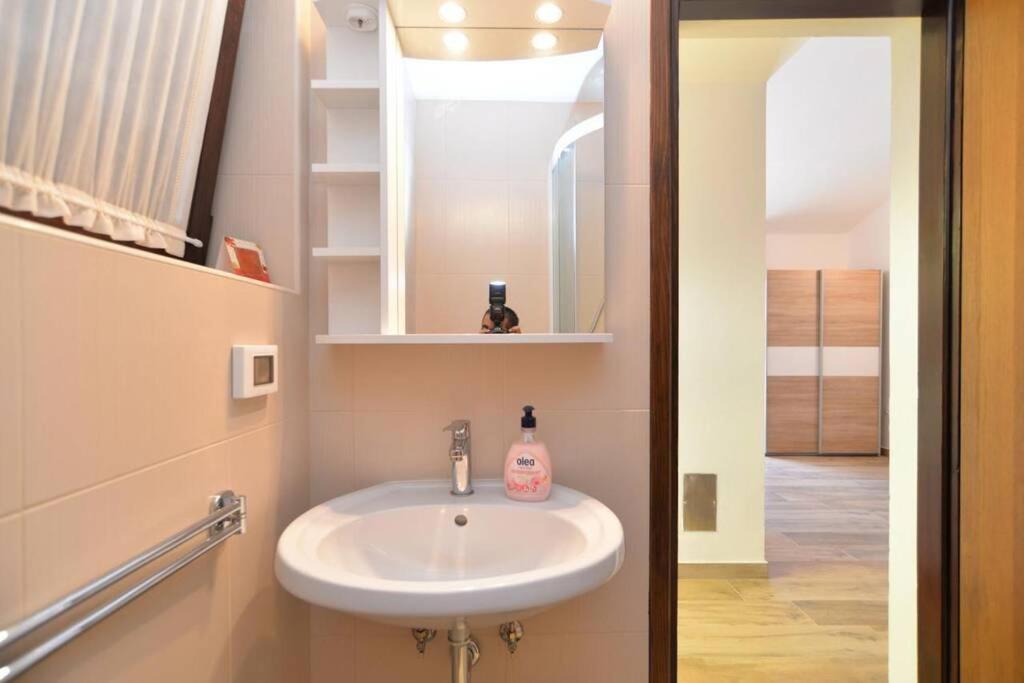 Apartment Vesna For 2, Free Parking And Wi-Fi Пула Екстериор снимка