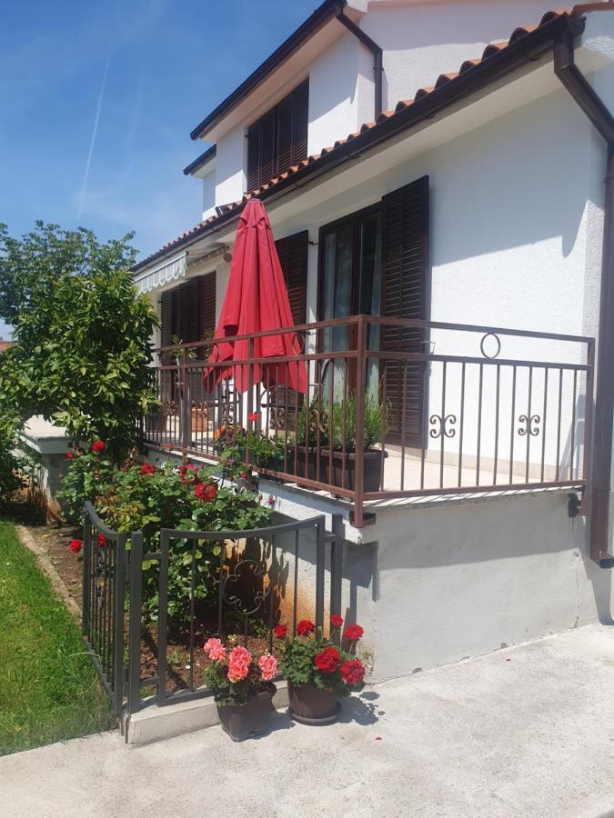 Apartment Vesna For 2, Free Parking And Wi-Fi Пула Екстериор снимка